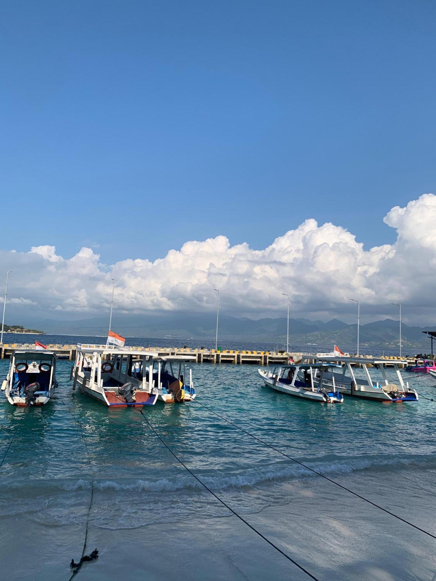 Bale Sunrise Hotel Gili Trawangan Exterior photo