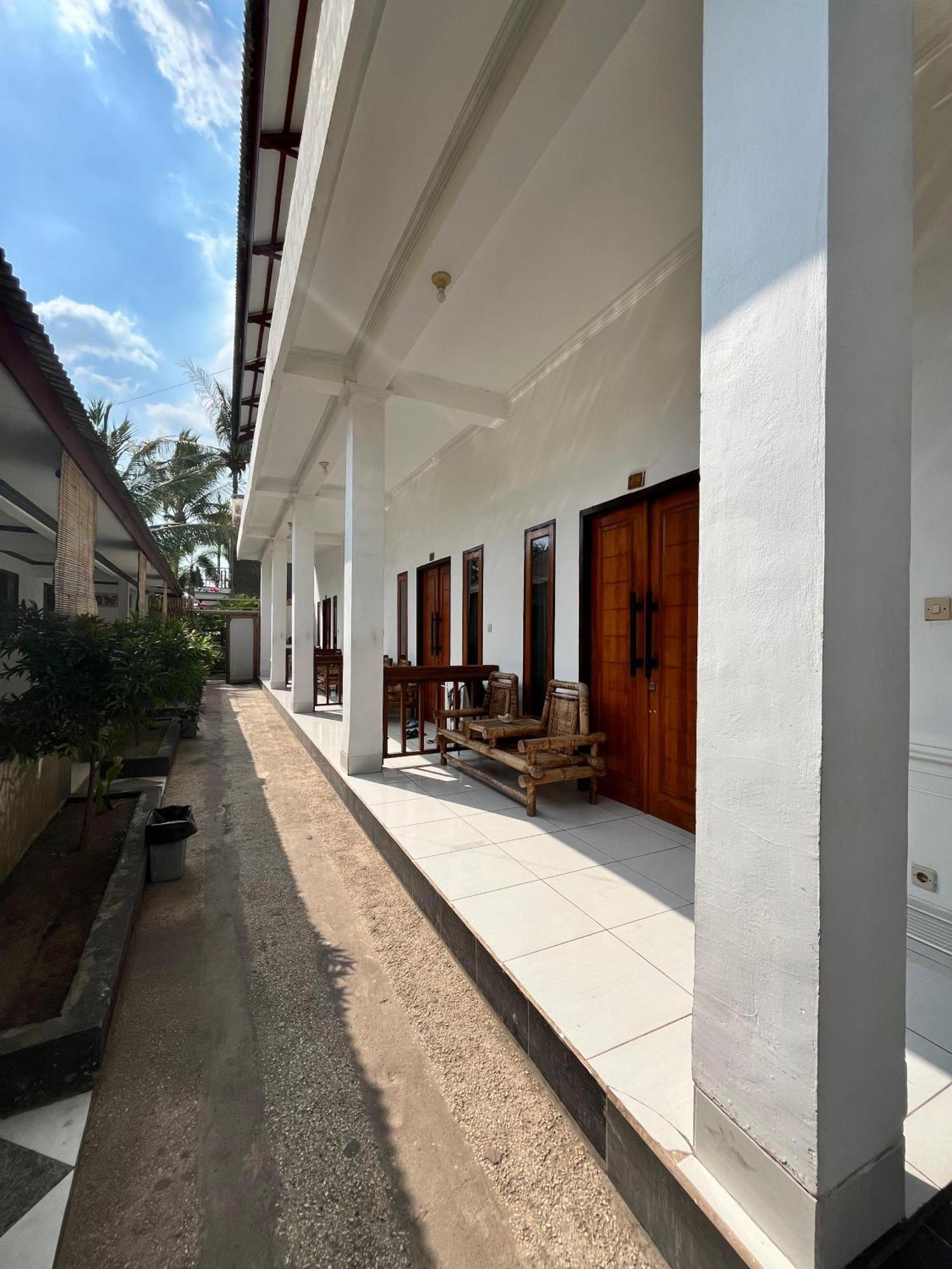 Bale Sunrise Hotel Gili Trawangan Exterior photo